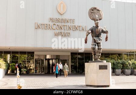 Les personnes ayant des masques naissent de l'hôtel Presidente Intercontinental À Mexico pendant la pandémie de Covid-19 Banque D'Images