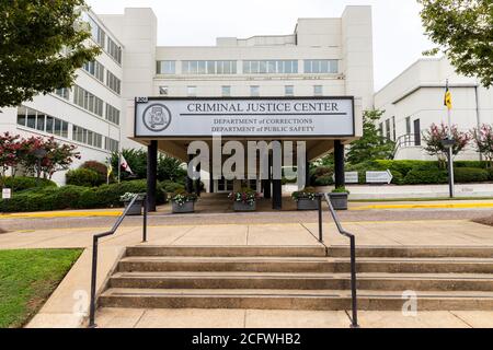 Montgomery, AL / USA - 27 août 2020: Centre de justice pénale à Montgomery Alabama abritant le département des corrections et le département du public S. Banque D'Images