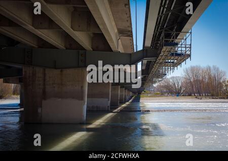 Nouvelle-Zélande 2020 : élargissement du pont de la State Highway 1 au-dessus de la rivière Waimakariri. De nouvelles voies sont accrochés et une nouvelle voie de circulation a été ajoutée. Banque D'Images