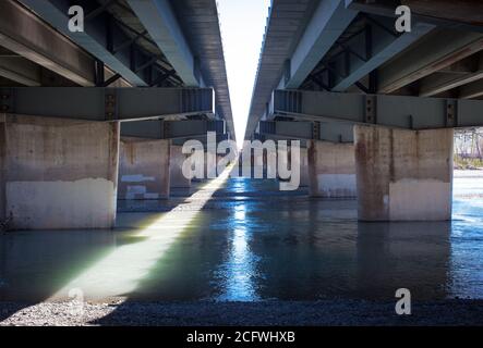 Nouvelle-Zélande 2020 : élargissement du pont de la State Highway 1 au-dessus de la rivière Waimakariri. De nouvelles voies sont accrochés et une nouvelle voie de circulation a été ajoutée. Banque D'Images