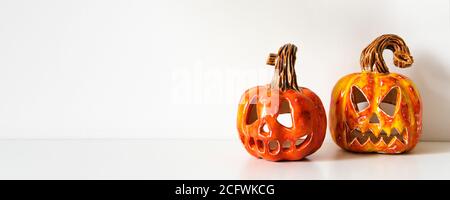 Lanternes Jack en céramique sur le fond du mur de la table. Décoration minimaliste, format bannière Banque D'Images