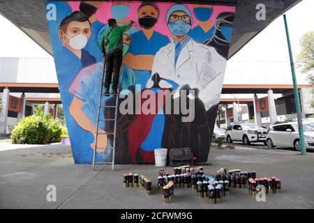 MEXICO, MEXIQUE - 25 AOÛT : Un artiste urbain fait une fresque en mémoire de tous les travailleurs de la santé qui ont perdu la vie au milieu de la pandémie de Covid-19, parce que les autorités n'ont pas fourni les fournitures médicales nécessaires, les médecins sont confrontés à un risque élevé de contagion par le coronavirus le 25,2020 août à Mexico, Mexique. Crédit : Groupe EYEPIX/accès photo Banque D'Images