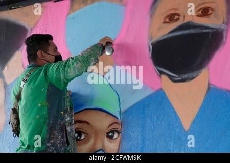 MEXICO, MEXIQUE - 25 AOÛT : Un artiste urbain fait une fresque en mémoire de tous les travailleurs de la santé qui ont perdu la vie au milieu de la pandémie de Covid-19, parce que les autorités n'ont pas fourni les fournitures médicales nécessaires, les médecins sont confrontés à un risque élevé de contagion par le coronavirus le 25,2020 août à Mexico, Mexique. Crédit : Groupe EYEPIX/accès photo Banque D'Images