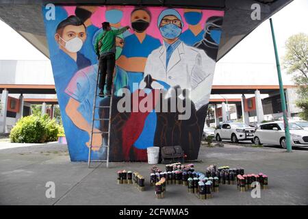 MEXICO, MEXIQUE - 25 AOÛT : Un artiste urbain fait une fresque en mémoire de tous les travailleurs de la santé qui ont perdu la vie au milieu de la pandémie de Covid-19, parce que les autorités n'ont pas fourni les fournitures médicales nécessaires, les médecins sont confrontés à un risque élevé de contagion par le coronavirus le 25,2020 août à Mexico, Mexique. Crédit : Groupe EYEPIX/accès photo Banque D'Images