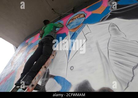 MEXICO, MEXIQUE - 25 AOÛT : Un artiste urbain fait une fresque en mémoire de tous les travailleurs de la santé qui ont perdu la vie au milieu de la pandémie de Covid-19, parce que les autorités n'ont pas fourni les fournitures médicales nécessaires, les médecins sont confrontés à un risque élevé de contagion par le coronavirus le 25,2020 août à Mexico, Mexique. Crédit : Groupe EYEPIX/accès photo Banque D'Images