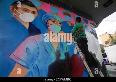 MEXICO, MEXIQUE - 25 AOÛT : Un artiste urbain fait une fresque en mémoire de tous les travailleurs de la santé qui ont perdu la vie au milieu de la pandémie de Covid-19, parce que les autorités n'ont pas fourni les fournitures médicales nécessaires, les médecins sont confrontés à un risque élevé de contagion par le coronavirus le 25,2020 août à Mexico, Mexique. Crédit : Groupe EYEPIX/accès photo Banque D'Images