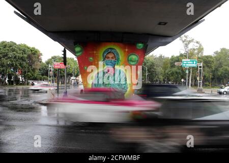 MEXICO, MEXIQUE - 25 AOÛT : Un artiste urbain fait une fresque en mémoire de tous les travailleurs de la santé qui ont perdu la vie au milieu de la pandémie de Covid-19, parce que les autorités n'ont pas fourni les fournitures médicales nécessaires, les médecins sont confrontés à un risque élevé de contagion par le coronavirus le 25,2020 août à Mexico, Mexique. Crédit : Groupe EYEPIX/accès photo Banque D'Images