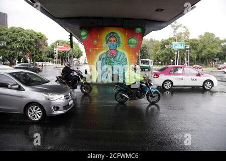 MEXICO, MEXIQUE - 25 AOÛT : Un artiste urbain fait une fresque en mémoire de tous les travailleurs de la santé qui ont perdu la vie au milieu de la pandémie de Covid-19, parce que les autorités n'ont pas fourni les fournitures médicales nécessaires, les médecins sont confrontés à un risque élevé de contagion par le coronavirus le 25,2020 août à Mexico, Mexique. Crédit : Groupe EYEPIX/accès photo Banque D'Images