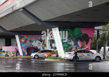 MEXICO, MEXIQUE - 25 AOÛT : Un artiste urbain fait une fresque en mémoire de tous les travailleurs de la santé qui ont perdu la vie au milieu de la pandémie de Covid-19, parce que les autorités n'ont pas fourni les fournitures médicales nécessaires, les médecins sont confrontés à un risque élevé de contagion par le coronavirus le 25,2020 août à Mexico, Mexique. Crédit : Groupe EYEPIX/accès photo Banque D'Images