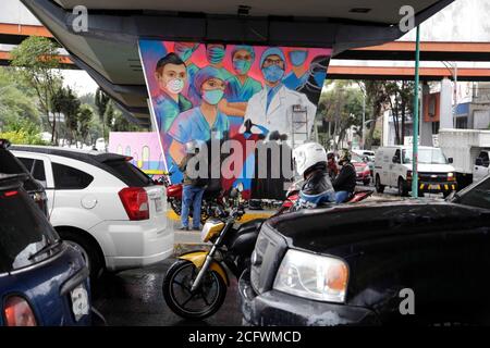 MEXICO, MEXIQUE - 25 AOÛT : Un artiste urbain fait une fresque en mémoire de tous les travailleurs de la santé qui ont perdu la vie au milieu de la pandémie de Covid-19, parce que les autorités n'ont pas fourni les fournitures médicales nécessaires, les médecins sont confrontés à un risque élevé de contagion par le coronavirus le 25,2020 août à Mexico, Mexique. Crédit : Groupe EYEPIX/accès photo Banque D'Images