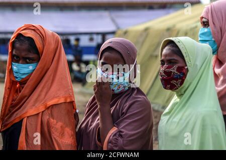 Lhokseumawe, Indonésie. 07septembre 2020. Les femmes Rohingya portant un masque facial sont vues dans une file d'attente pour subir des contrôles médicaux et des tests rapides dans un refuge temporaire à Lhokseumawe.près de 300 musulmans Rohingya ethniques ont été bloqués dans les eaux de la mer d'Aceh, composé d'adultes et d'enfants faibles en raison de la déshydratation et de la faim après avoir été influencés en haute mer. Crédit : SOPA Images Limited/Alamy Live News Banque D'Images