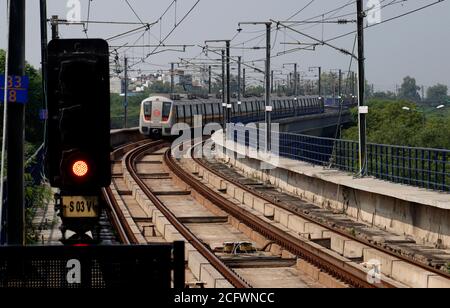 New Delhi, Inde. 07septembre 2020. Un métro de Delhi est vu prendre des passagers entre Samaypur Badli et le centre-ville de Huda le premier jour de sa réouverture après 5 mois de confinement en raison de Covid-19.le premier jour, la ligne jaune entre LE centre-ville DE HUDA et le centre-ville de Samaypur Badli, fonctionnera de 7 à 11 heures, et 4 à 8 heures dans la 2e phase. Le métro reprendra ses services complets à partir de septembre 12. Crédit : SOPA Images Limited/Alamy Live News Banque D'Images