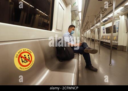 New Delhi, Inde. 07septembre 2020. Un homme porte un masque facial et observe les distances sociales lorsqu'il voyage sur le métro de Delhi le premier jour de sa réouverture après 5 mois d'isolement dû à Covid-19.le premier jour, la ligne jaune entre LE CENTRE-ville DE HUDA et Samaypur Badli, fonctionnera de 7 à 11 heures, et 4 à 8 heures dans la 2e phase. Le métro reprendra ses services complets à partir de septembre 12. Crédit : SOPA Images Limited/Alamy Live News Banque D'Images