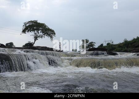 Photo bokeh d'une cascade fluide avec foyer sélectif et arrière-plan de l'arbre. Les petits enfants prennent le bain dans la cascade dangereuse de Mirzapur, Inde W Banque D'Images