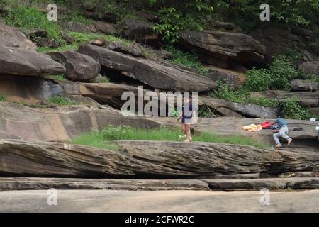 Photo bokeh d'une cascade fluide avec foyer sélectif et arrière-plan de l'arbre. Les petits enfants prennent un bain dans la cascade dangereuse de Mirzapur, en Inde. Banque D'Images