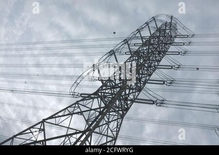 Vue rapprochée , station de lignes haute tension. Tour silhoueté de transmission électrique haute tension. Banque D'Images