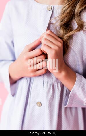 Fille dans une robe de lin bleu posant sur un fond bleu. Le principe de simplicité et de respect de l'environnement des vêtements Banque D'Images