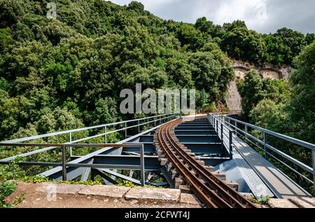 L'ancien pont en acier historique de Taxiarchis, alias le pont de Chirico, près de la gare de Milies, au Mont Pélion, en Thessalie, en Grèce. Banque D'Images