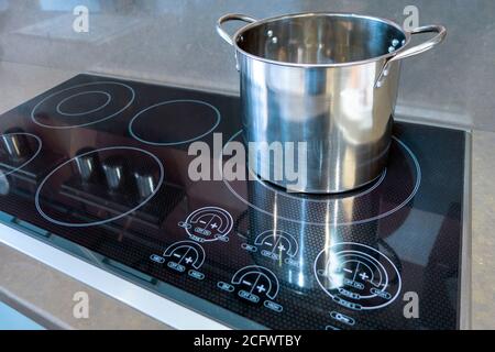 haut de gamme électrique en verre avec grand pot en acier inoxydable en plus Banque D'Images