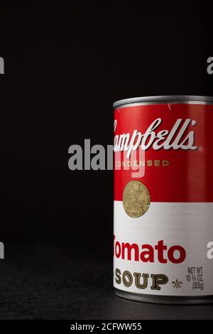 Saragosse, Espagne - 4 mars 2020 : gros plan d'une boîte de soupe condensée de Campbell sur une table noire. Banque D'Images