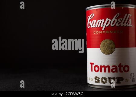 Saragosse, Espagne - 4 mars 2020 : gros plan d'une boîte de soupe condensée de Campbell sur une table noire. Banque D'Images