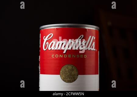 Saragosse, Espagne - 4 mars 2020 : gros plan d'une boîte de soupe condensée de Campbell sur une table noire. Banque D'Images