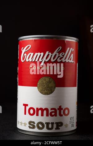 Saragosse, Espagne - 4 mars 2020 : gros plan d'une boîte de soupe condensée de Campbell sur une table noire. Banque D'Images
