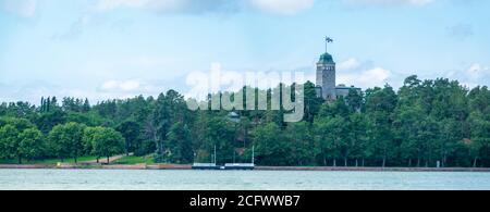 Le port et le front de mer de la ville de Naantali dans le sud-ouest de la Finlande pendant une journée ensoleillée d'été. L'église médiévale en pierre a été construite en 1480. Banque D'Images