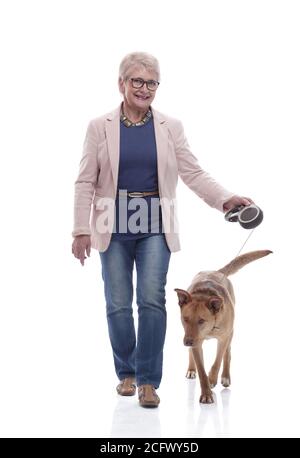 vue latérale. une dame de premier plan et son chien marchent ensemble Banque D'Images
