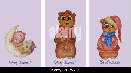 Animaux mignons. Cartes de voeux. Ours en peluche multicolores en vêtements d'hiver et le texte de félicitations - Joyeux Noël sur un violet clair Banque D'Images