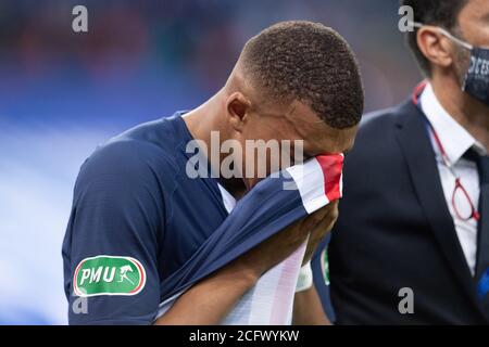 Paris, France. 24 juillet 2020. La photo du dossier prise le 24 juillet 2020 montre que Kylian Mbappe de Paris Saint Germain réagit alors qu'il quitte le champ avec blessure lors du match final de la coupe française entre SAINT-Etienne et Paris Saint Germain au Stade de France à Saint-Denis, en dehors de Paris, France. la fédération française de football (FFF) a annoncé que Kylian Mbappe, l'avant-projet français de Paris Saint Germain, s'est révélé positif pour le virus COVID-19 et qu'il manquera le match de la Ligue des Nations de l'UEFA contre la Croatie. Crédit : Jack Chan/Xinhua/Alay Live News Banque D'Images