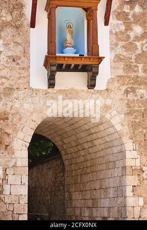 Mur médiéval à Brihuega, Guadalajara. Espagne. Arco de la Guia Banque D'Images