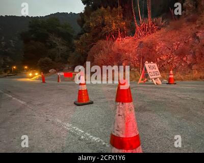 Azusa, États-Unis. 7 septembre 2020. La photo d'un téléphone portable montre une route vers la forêt nationale d'Angeles fermée par des responsables de l'application de la loi à Azusa Canyon, dans le comté de Los Angeles, aux États-Unis, le 7 septembre 2020. Huit forêts nationales de Californie seront fermées temporairement en raison de « conditions d'incendie sans précédent et dangereuses » dans le cadre d'une vague de chaleur dangereuse dans la partie ouest des États-Unis, ont déclaré les autorités lundi. Credit: Zeng hui/Xinhua/Alay Live News Banque D'Images
