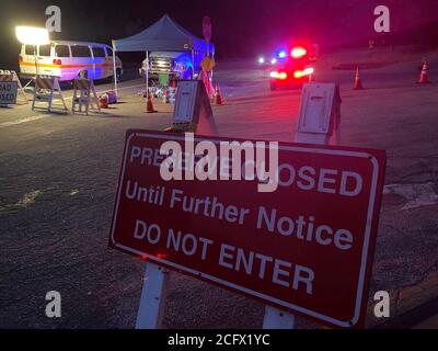 Azusa, États-Unis. 7 septembre 2020. La photo d'un téléphone portable montre une route vers la forêt nationale d'Angeles fermée par des responsables de l'application de la loi à Azusa Canyon, dans le comté de Los Angeles, aux États-Unis, le 7 septembre 2020. Huit forêts nationales de Californie seront fermées temporairement en raison de « conditions d'incendie sans précédent et dangereuses » dans le cadre d'une vague de chaleur dangereuse dans la partie ouest des États-Unis, ont déclaré les autorités lundi. Credit: Zeng hui/Xinhua/Alay Live News Banque D'Images