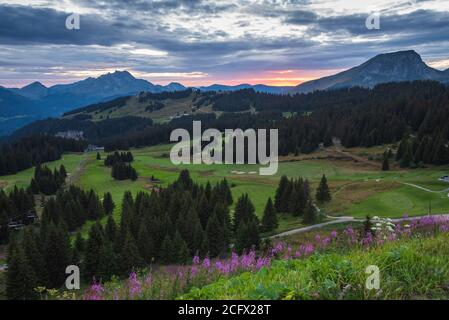 Beau paysage au coucher du soleil dans les Alpes françaises près d'Avoriaz dans la région de Morzine, département de haute-Savoie , région Auvergne-Rhône-Alpes, France. Banque D'Images