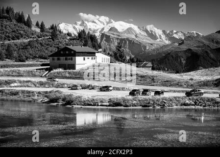 AVION DE JOUX, FRANCE - 21 AOÛT 2020 : col de montagne du lac de Joux avec vue sur le sommet du Mont blanc. Alpes françaises dans la région de Morzine, haute-Savoie, Banque D'Images