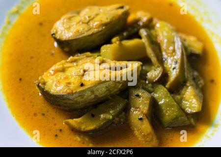 Célèbre plat bengali hilsha/Ilish avec recette de brinjal/aubergine. Banque D'Images