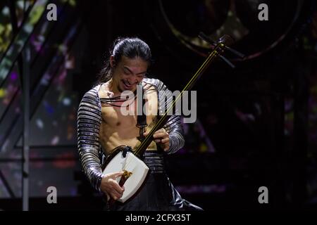 Un joueur de shamisen pendant la représentation de Mangekyo par le groupe Wadaiko, DRUM TAO dans le théâtre Lumine 0, Shinjuku, Tokyo, Japon, Banque D'Images