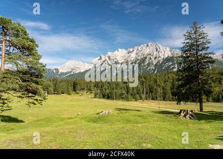 Vue sur les montagnes karwendel en Allemagne, Bayern-Bavière, près de la ville alpine de Mittenwald Banque D'Images