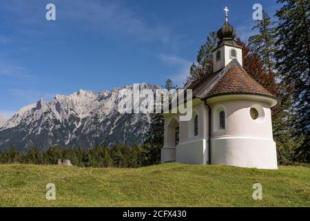 vue sur les montagnes de karwendel et la chapelle maria koenigin (reine maria), bavière, allemagne Banque D'Images