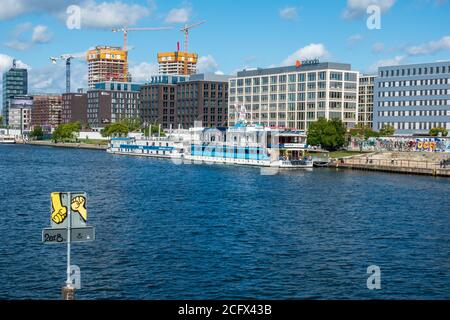 Nouveaux bâtiments le long de la rive de la Spree dans le quartier est de Berlin De Friedrichshain Banque D'Images