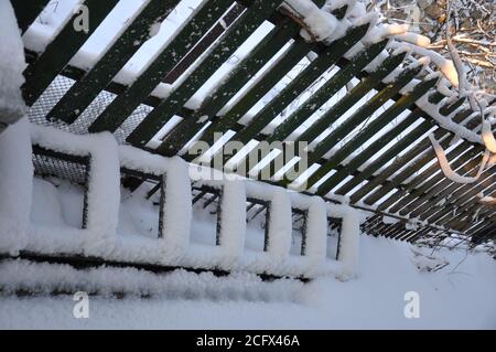 La clôture enneigée, l'escalier qui se trouve sous la neige en hiver. Banque D'Images