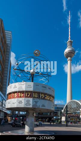 World Clock sur la place Alexanderplatz dans le centre de Berlin, en Allemagne Banque D'Images