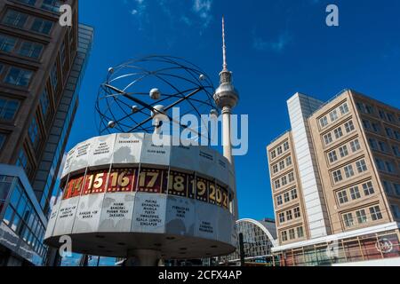 World Clock sur la place Alexanderplatz dans le centre de Berlin, en Allemagne Banque D'Images