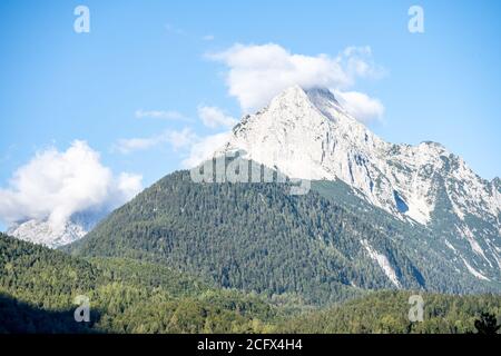 sommets des montagnes de wetterstein dans les nuages en début de matinée, vue de la ville de mittenwald, allemagne Banque D'Images