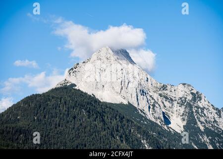 sommets des montagnes de wetterstein dans les nuages en début de matinée, vue de la ville de mittenwald, allemagne Banque D'Images