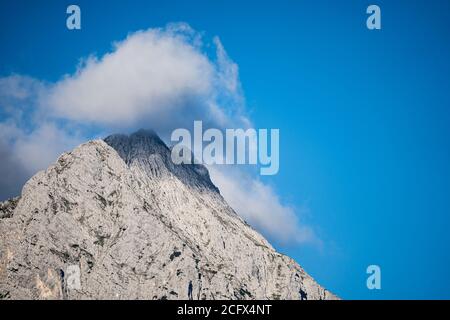 sommets des montagnes de wetterstein dans les nuages en début de matinée, vue de la ville de mittenwald, allemagne Banque D'Images