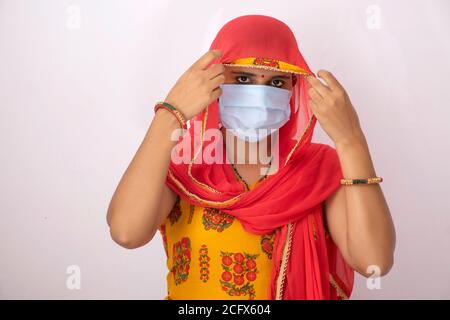 femme indienne portant un masque regardant à travers le voile Banque D'Images