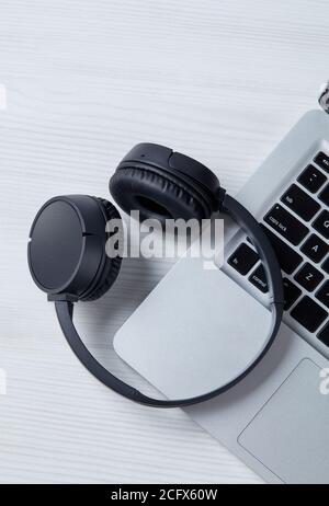 Casque sans fil sur ordinateur portable Banque D'Images