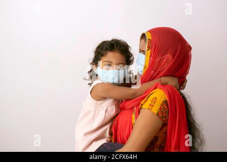 mère et fille portant un masque Banque D'Images